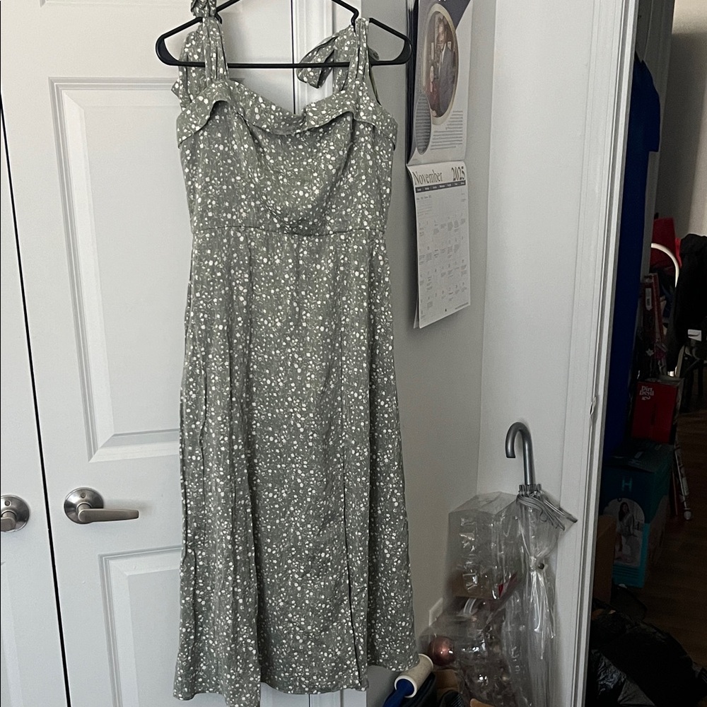 Francesca's Collections Green Floral Midi Dress